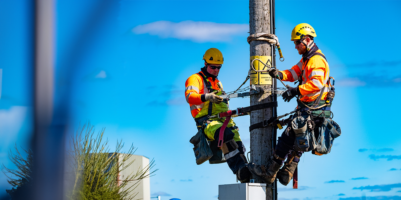 Two SSEN Engineers working on overhead network.