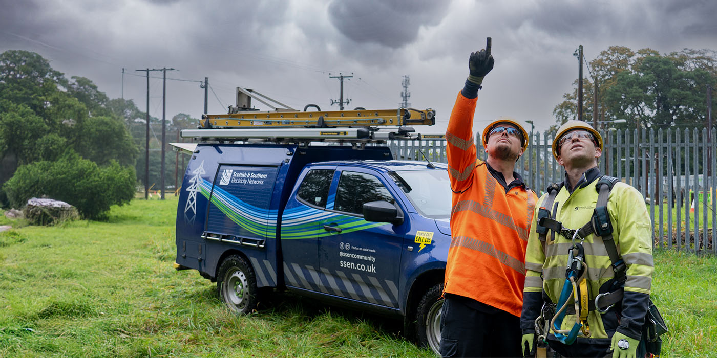 Two SSEN Engineers working on overhead network.